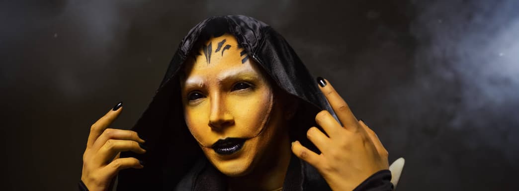 The Hive Protects Its Children: Cosplayer Embodies D'Vorah from Mortal Kombat X
