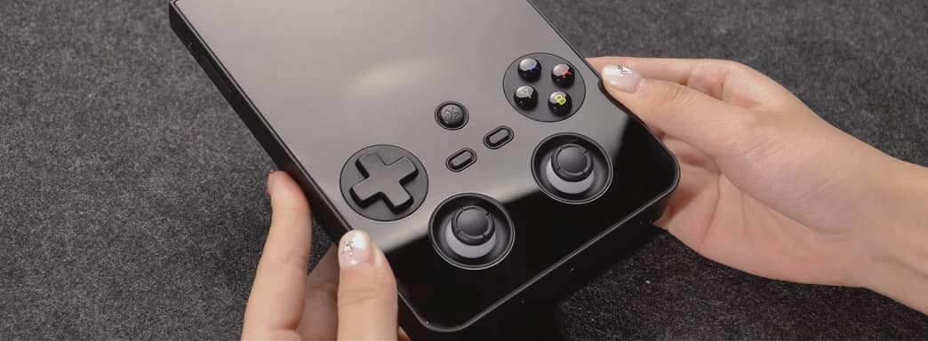 Anbernic показала распаковку RG 477V — портативной консоли со стеклянной фронтальной панелью