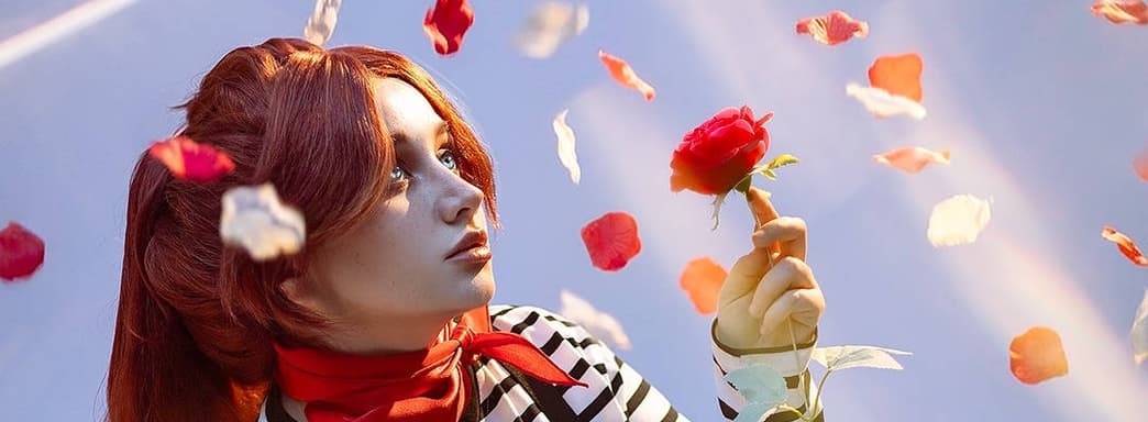 Cosplayer se presenta como Mael de Clair Obscur: Expedition 33: una solitaria que anhela volar