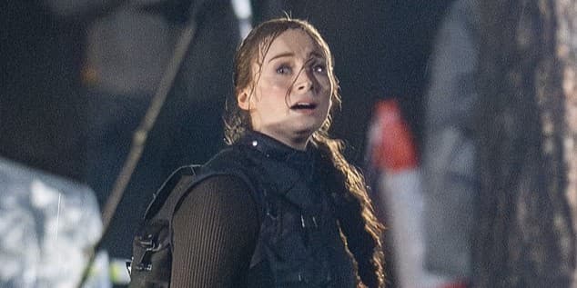 Софи Тёрнер взялась за нож на новых фото со съёмок сериала Tomb Raider