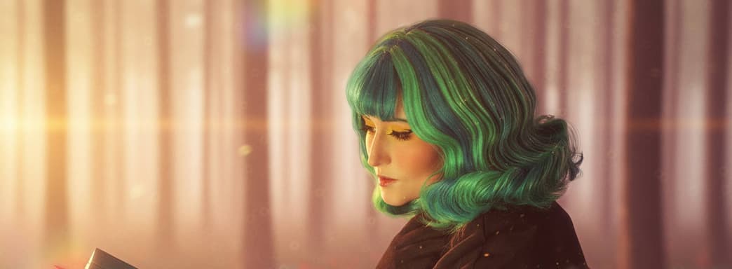 Una modelo muestra el cosplay de la protagonista del juego GRIS: un camino de curación tras la pérdida