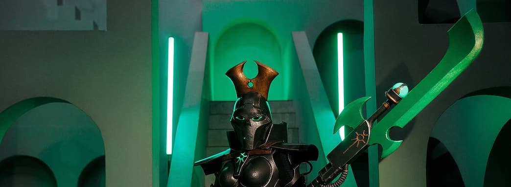 Косплеер предстала в образе лич-стража некронов из вселенной Warhammer 40,000