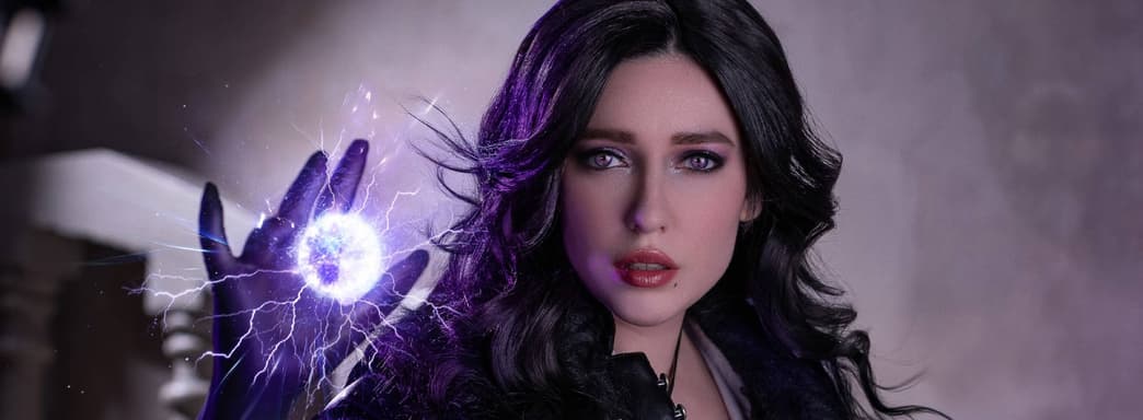 Una hechicera poderosa: modelo muestra el cosplay de Yennefer del juego "The Witcher 3: Wild Hunt"