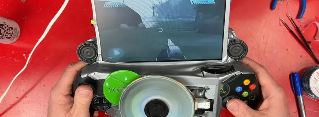 Блогер создал портативного монстра-франкенштейна из оригинального Xbox с помощью клея и болгарки
