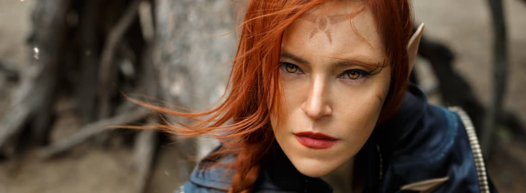 Cosplayer transformed into a representative of the Altmer race from The Elder Scrolls 5: Skyrim