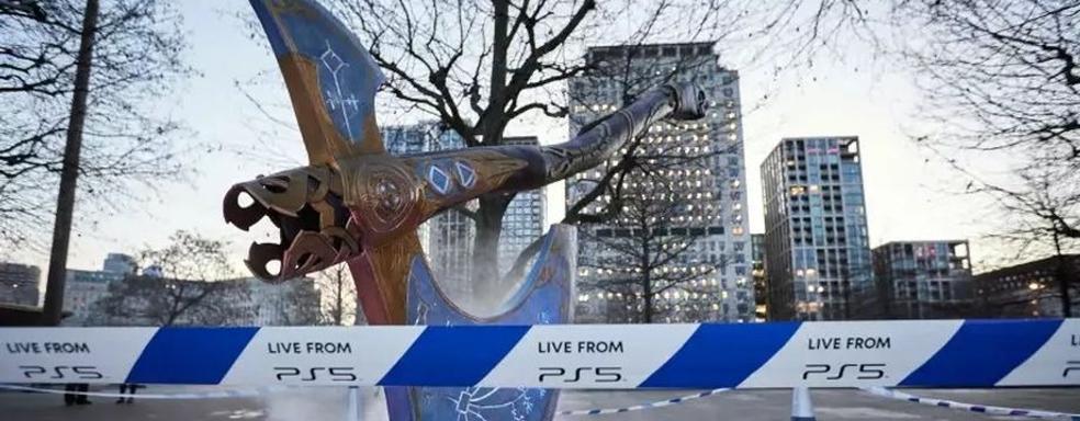 PlayStation запустила новую рекламную кампанию. На улице разместили гигантский топор Левиафан