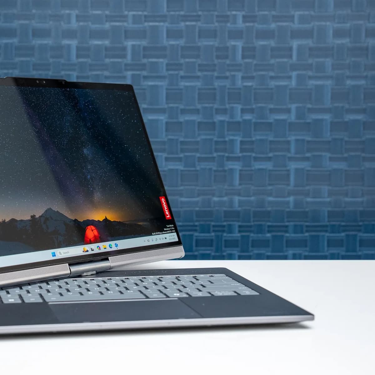 Lenovo представила ноутбук-трансформер с моторизированным экраном