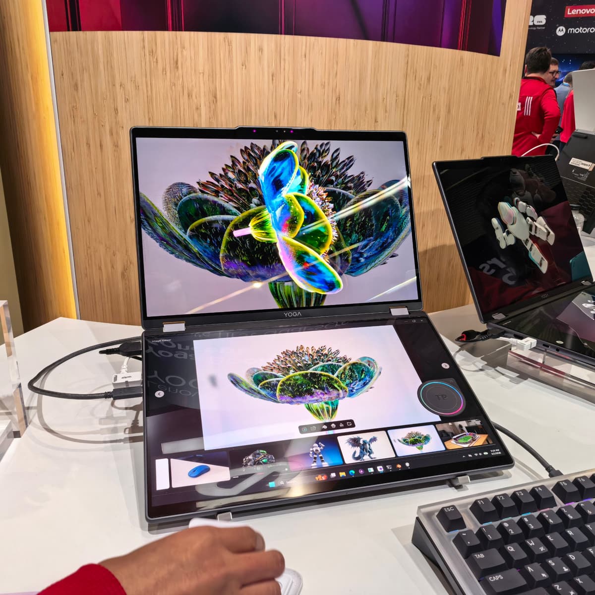 Lenovo показала ноутбук Yoga Book Pro 3D с двумя экранами, один из Lenovo показала ноутбук Yoga Book Pro 3D с двумя экранами, один из