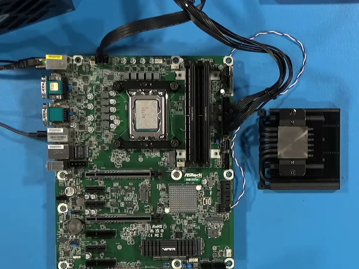 12-ядерный процессор Intel Core 9 273PQE для встраиваемых систем