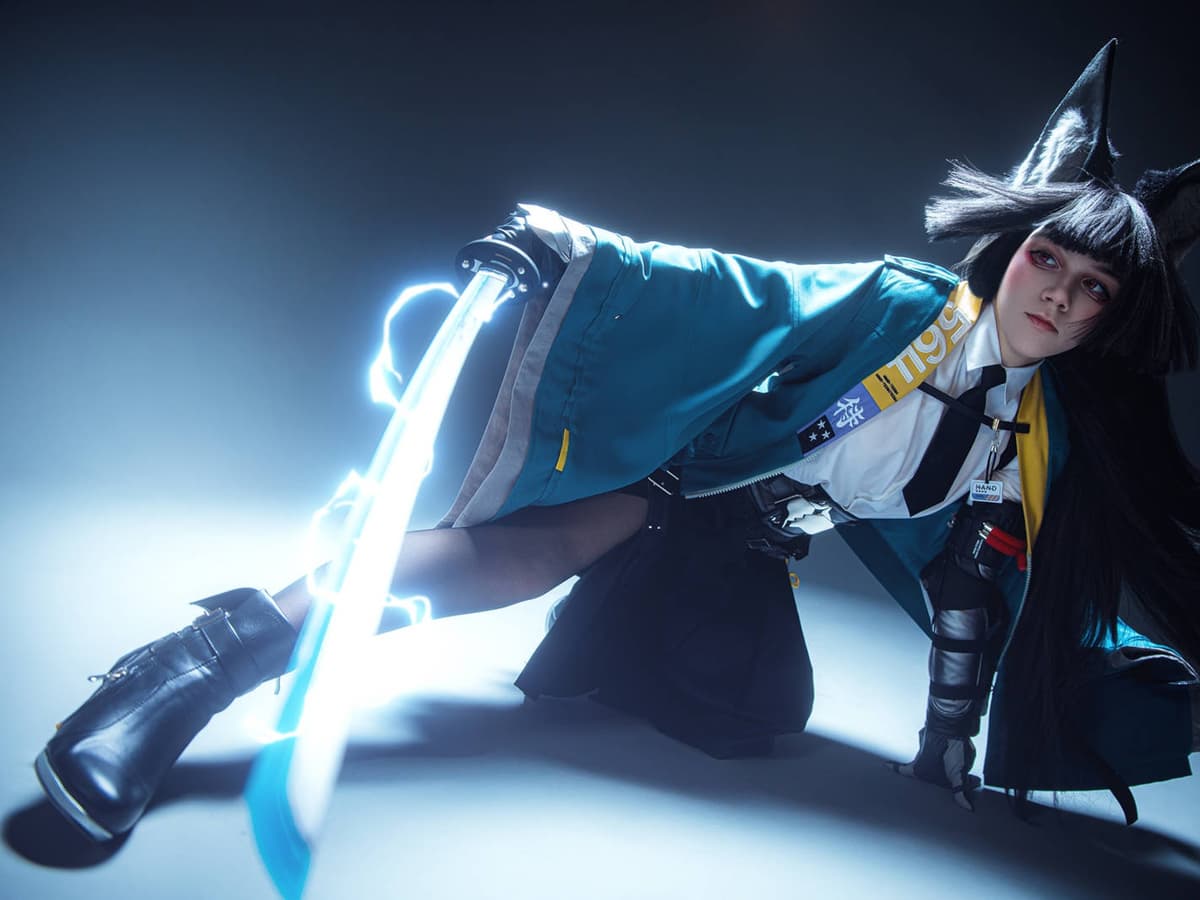 Cosplayer Shows Off Hoshimi Miyabi Look from Zenless Zone Zero