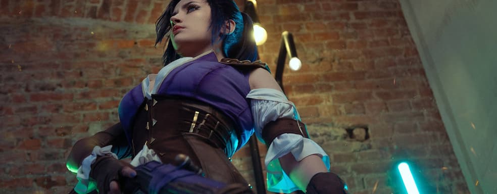 Наследница клана Кирамман: модель показала косплей Кейтлин из «Аркейна» и League of Legends