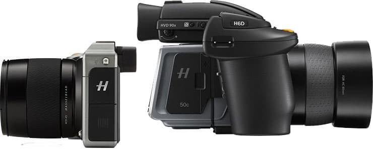 Hasselblad X1D (слева) значительно меньше по размерам и весу, чем его среднеформатный прародитель Hasselblad H6D-50C (справа)