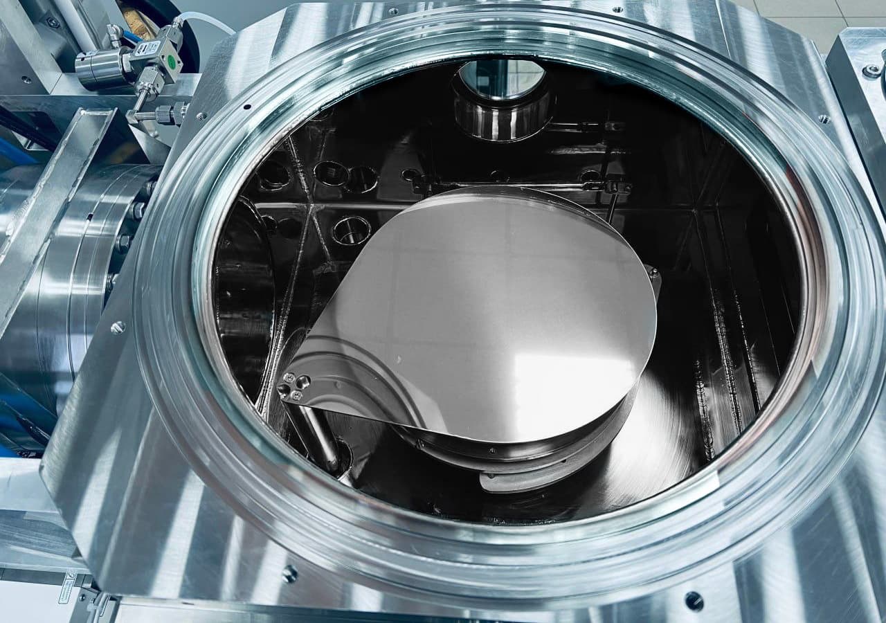 Для производства микросхем: в России создают первую 8-модульную кластерную установку магнетронного напыления