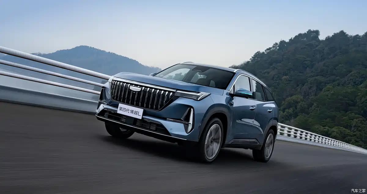 Geely показала обновленный кроссовер Atlas (Boyue L) — с автопилотом и бирюзовыми огнями в зеркалах