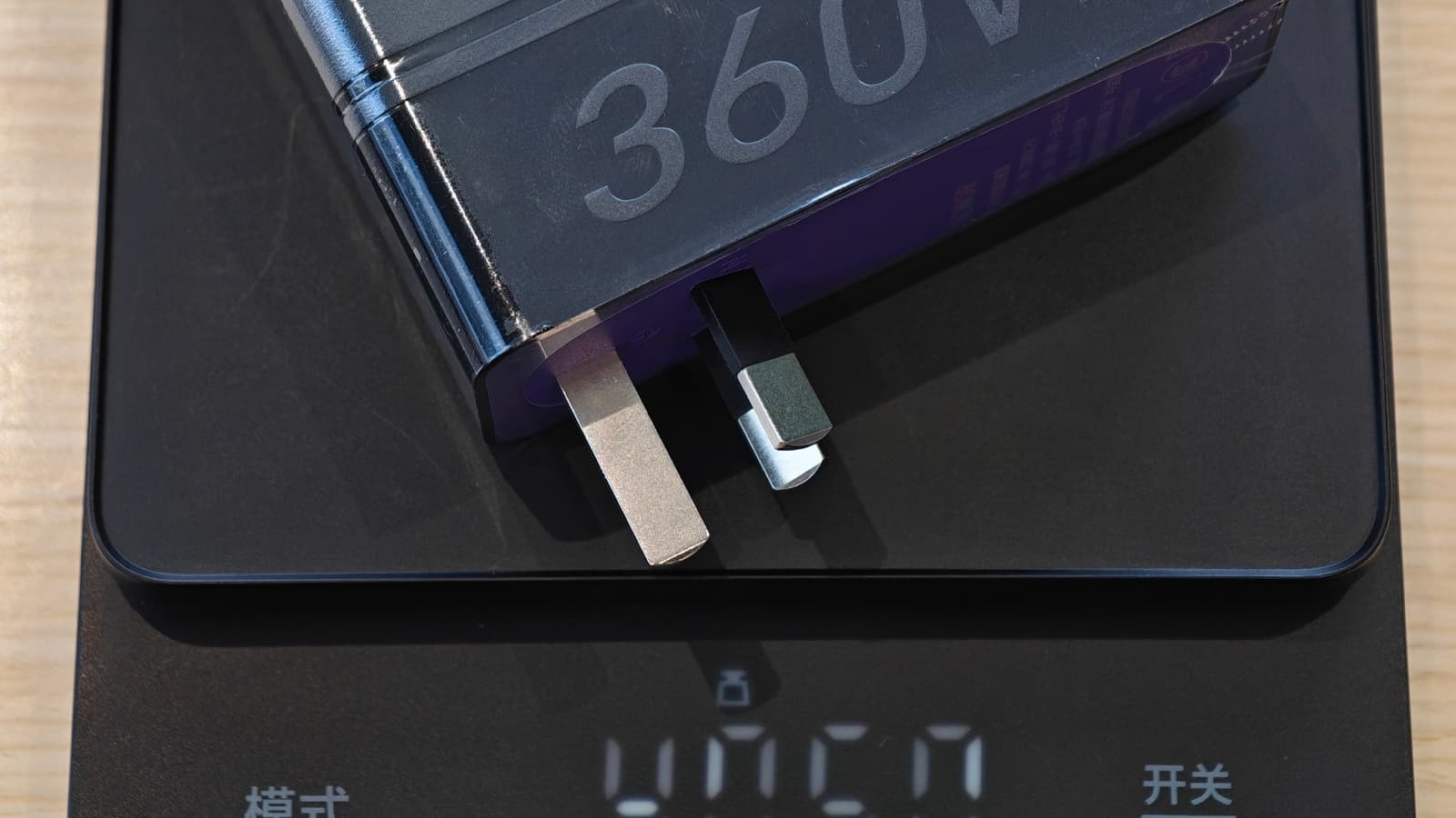 Honor показала очень компактное и лёгкое 360-ваттное зарядное устройство GaN