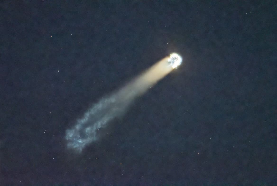 Комета C/2026 A1 вышла на первое место по яркости и начала разрушаться. Вероятность того, что она долетит до Солнца целой, составляет менее 1%