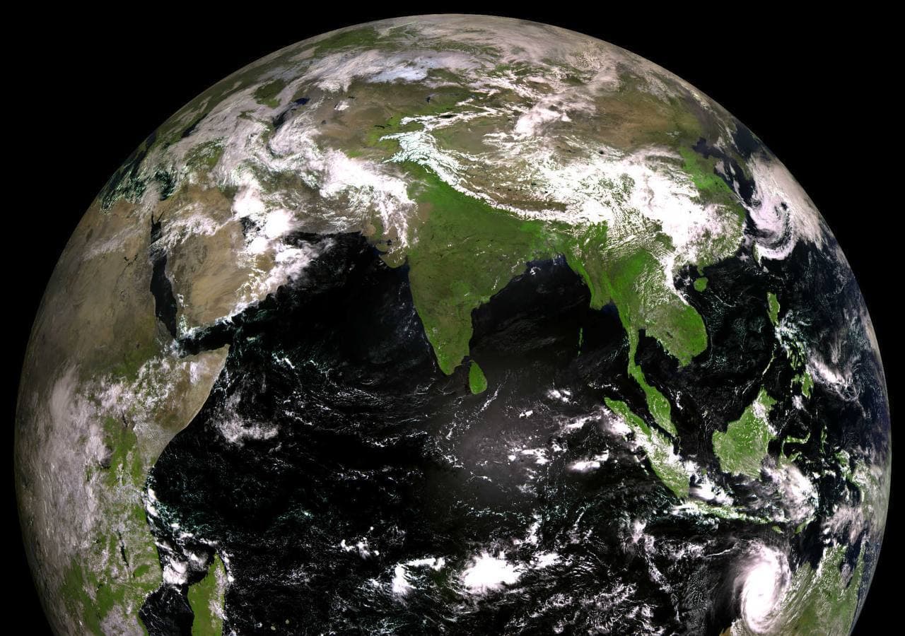 Планета в объективе: Роскосмос опубликовал первый снимок Земли со спутника «Электро-Л» № 5