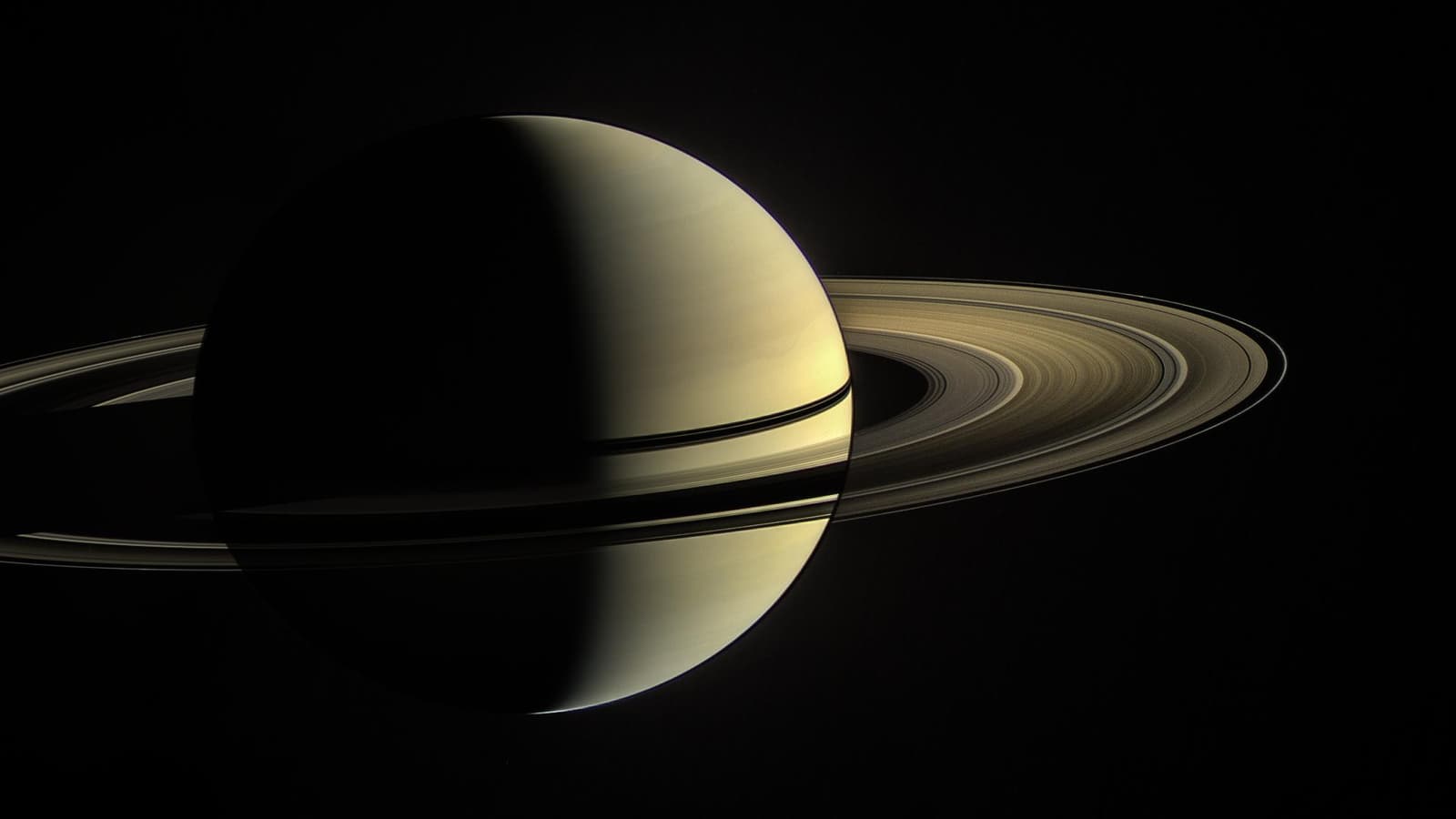 Учёные раскрыли причину «ложной» скорости вращения Сатурна