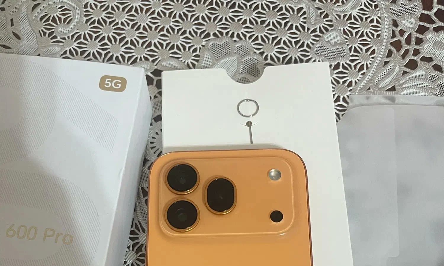 Появились первые живые фото работающего смартфона Honor 600 Pro, который похож на iPhone 17 Pro