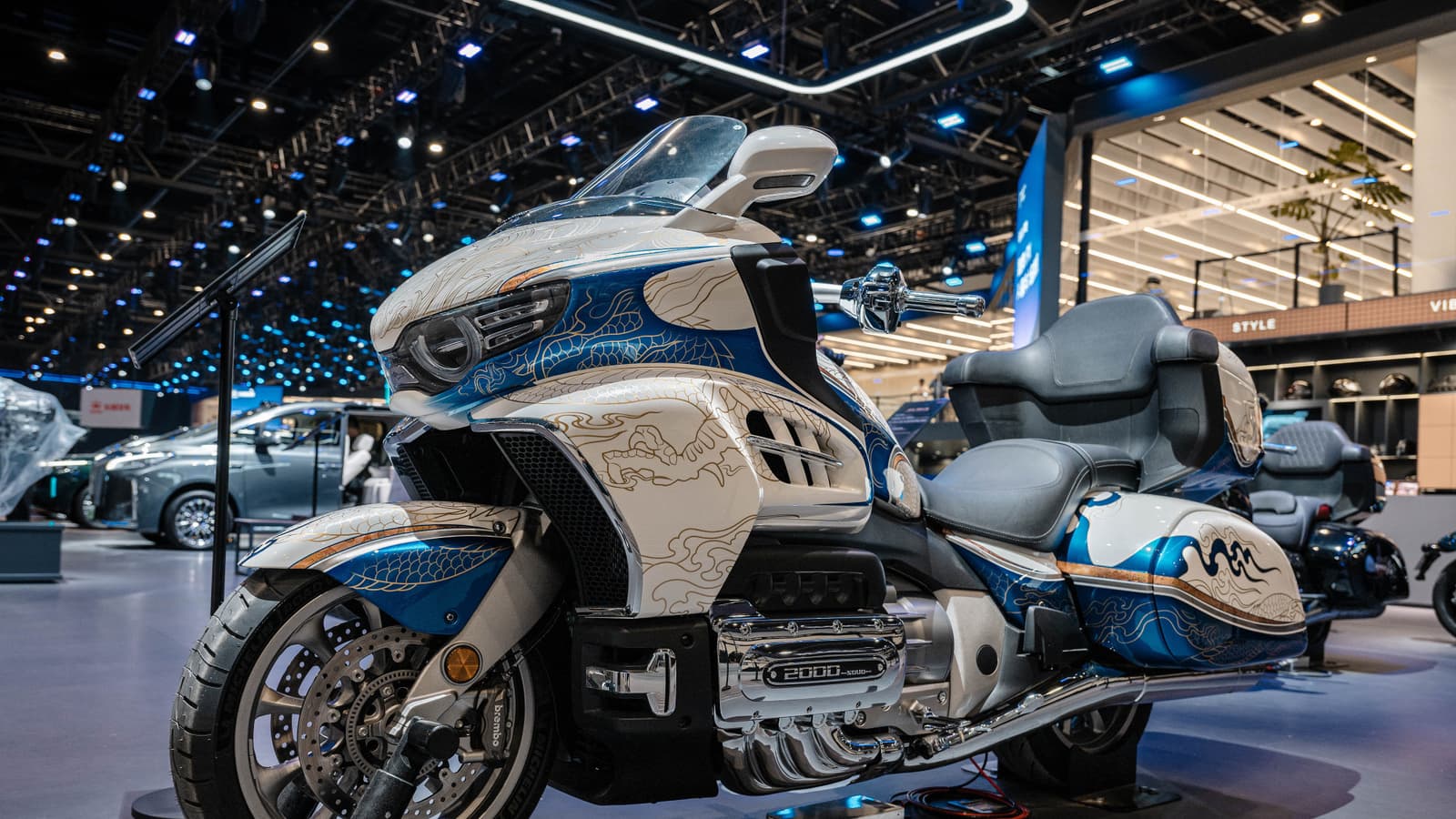 Первый в мире мотоцикл с горизонтально-оппозитным 8-цилиндровым мотором приедет в Россию. В оснащении Great Wall Souo S2000 — 12-дюймовая цифровая «приборка»