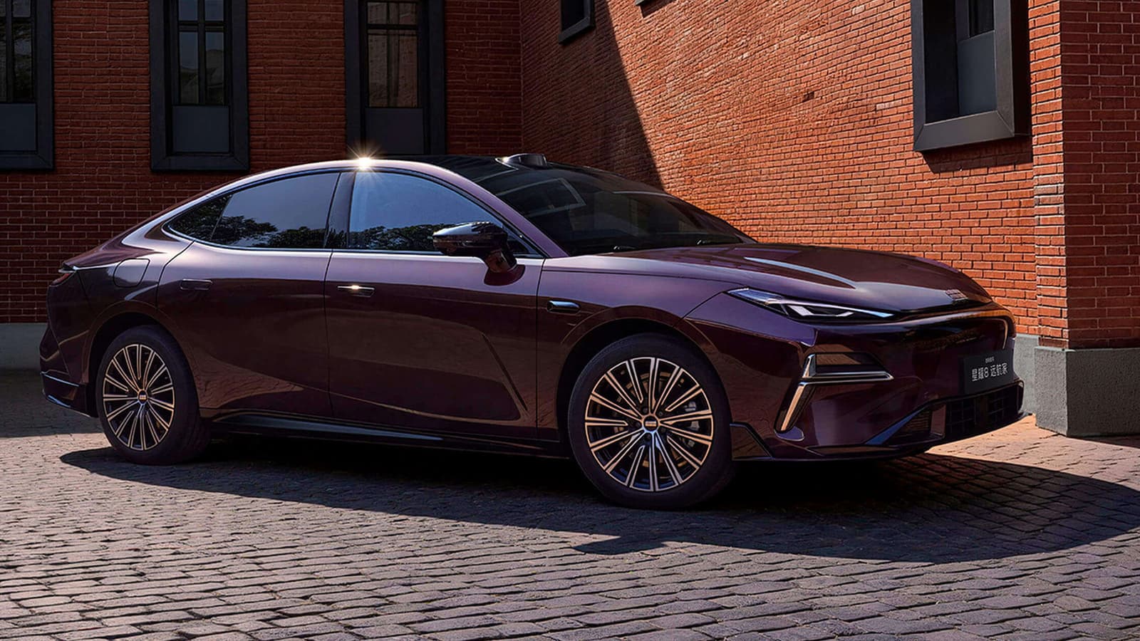 408 л.с., расход всего 3,41 л/100 км, автопилот и очень просторный салон: Galaxy Star 8 Voyager поступил в продажу в Китае по цене от 126 тыс. юаней (1,5 млн рублей)