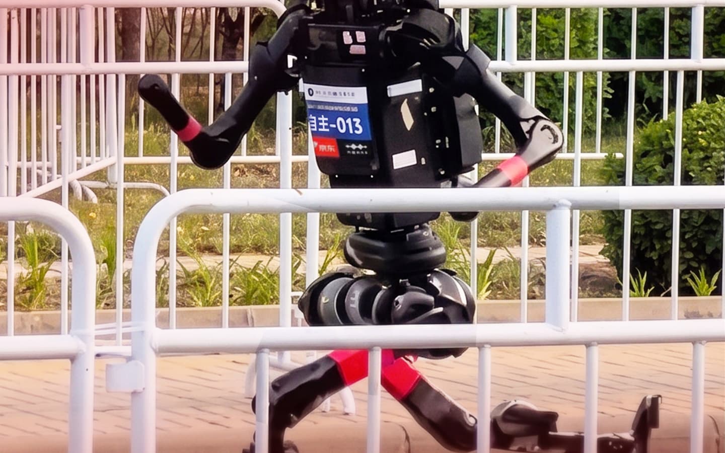 Робот Unitree H1 «побил человеческий мировой рекорд в забеге на 1500 метров» во время полумарафона