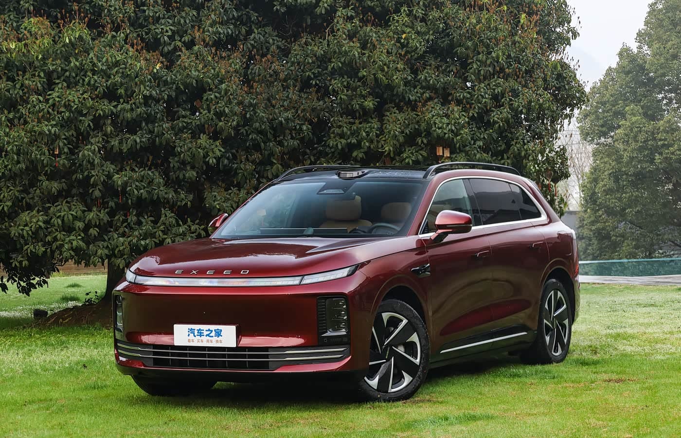 Такого Exeed еще не было. Представлен Exeed EX7: 512 л.с., полный привод, 1500 км на баке бензина, экран 6К, холодильник и тормоза без гидравлики за 232 тыс. юаней (2,6 млн рублей)