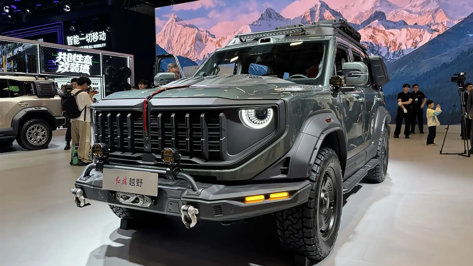 Китайский премиум становится мощнее и брутальнее. Представлен флагманский внедорожник Hongqi P567 с 843 л.с. и пятью моторами