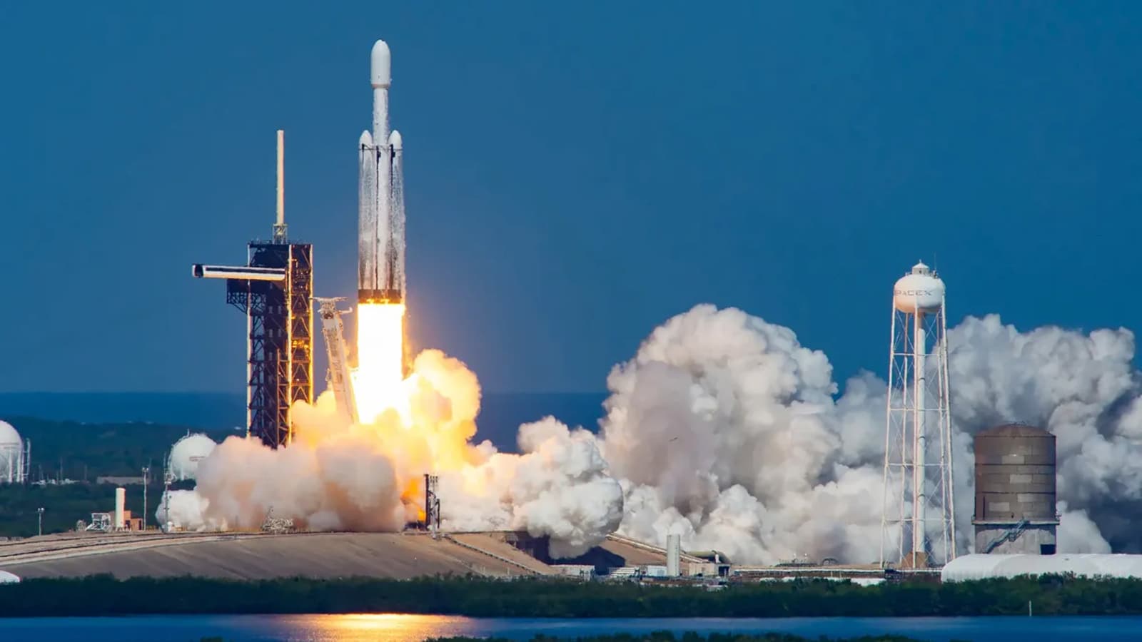 Тяжелая ракета SpaceX Falcon Heavy снова летит в космос после 1,5-годовой паузы: опубликована ссылка на трансляцию