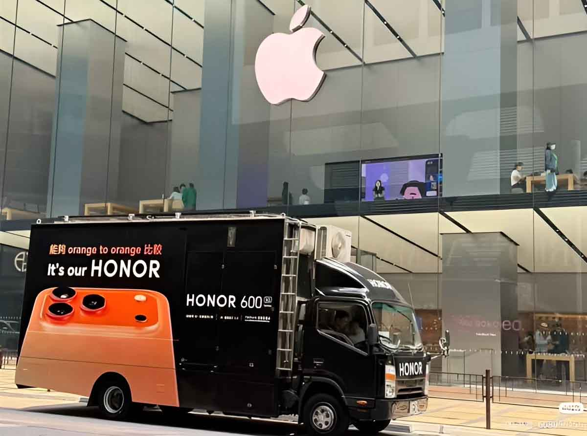 Honor рекламирует свой новый смартфон Honor 600 Pro, похожий на iPhone 17 Pro, прямо возле магазина Apple