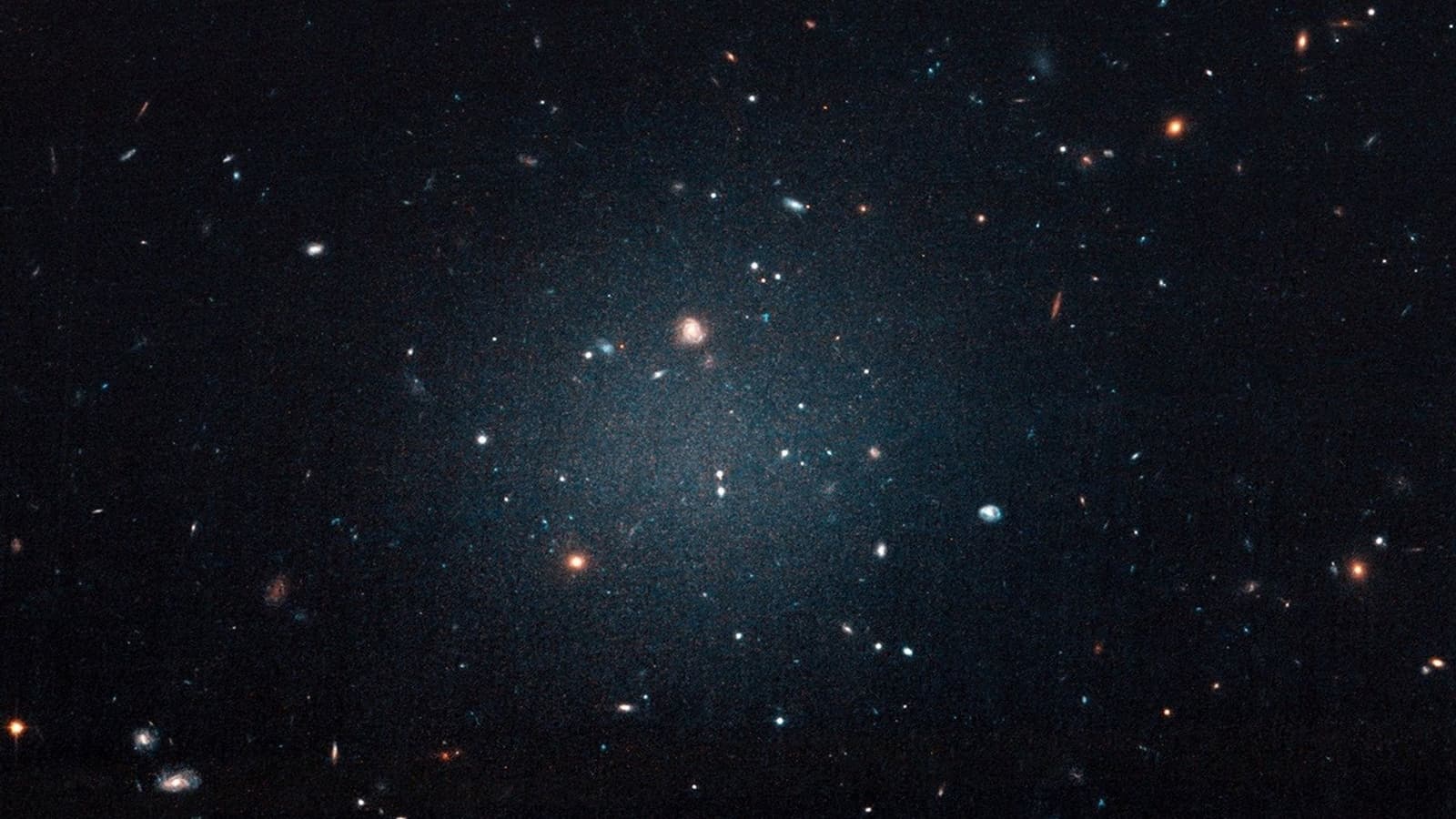 Найдена третья галактика без тёмной материи