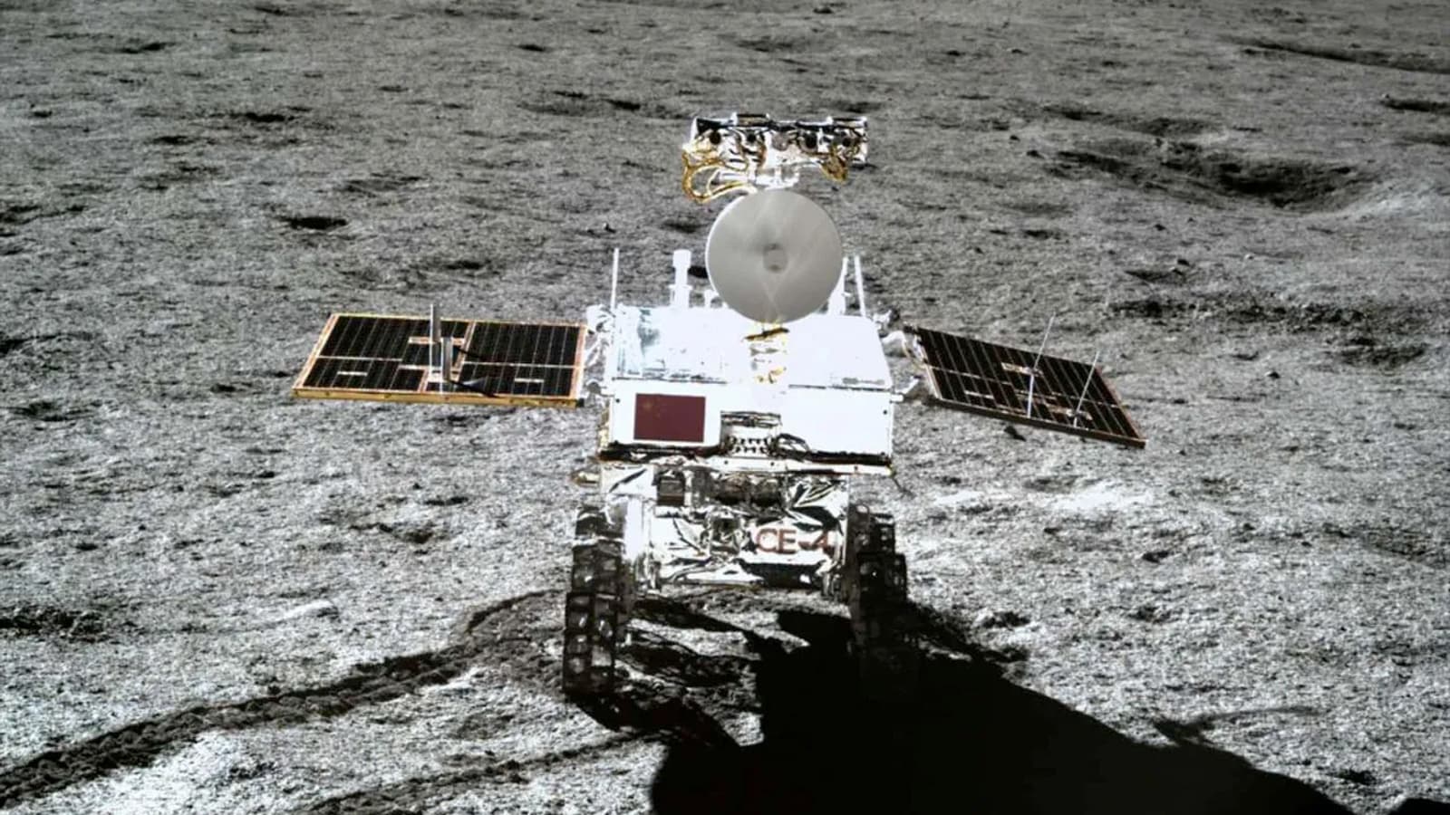 Китайский луноход Yutu-2 стал самым долгоживущим аппаратом на Луне: он должен был проработать 3 месяца, но держится уже 7 лет