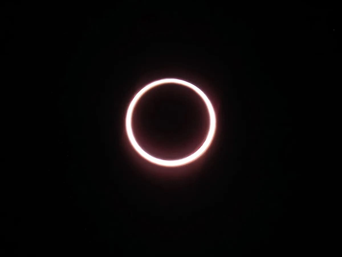 Ученый на краю света сделал единственное фото редчайшего солнечного затмения