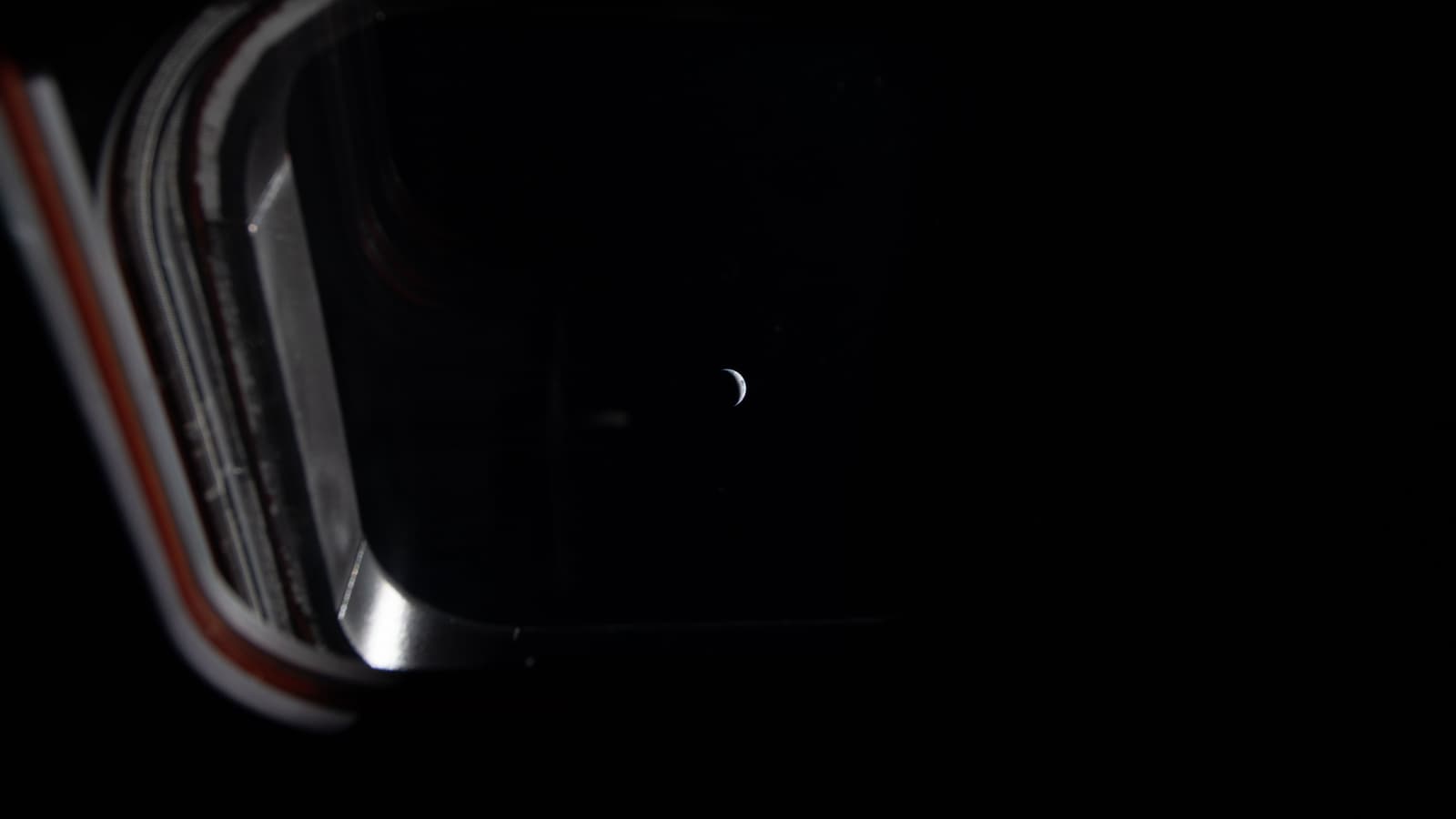 Земли уже практически не видно. NASA опубликовало новое фото с космического корабля Orion, который подлетает к Луне