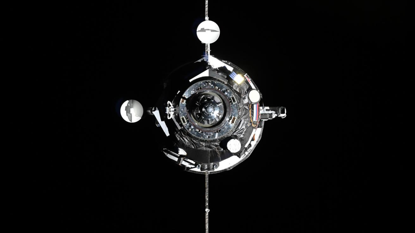 Редкое фото: космический корабль «Прогресс МС-34» засняли в 200 метрах от станции