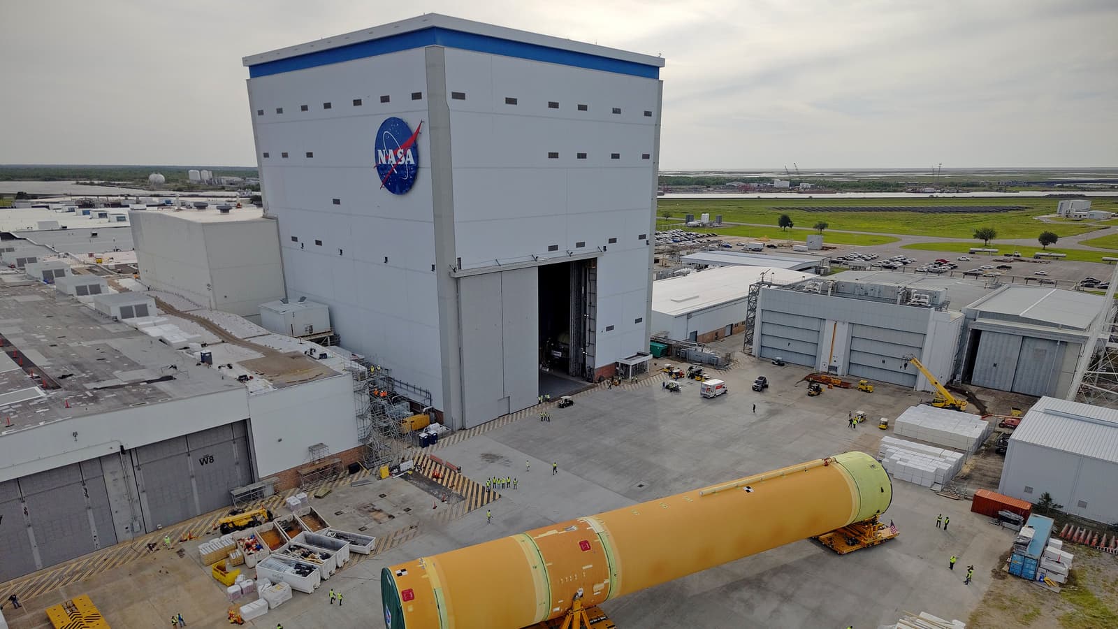 NASA перевезло центральную ступень ракеты SLS для миссии Artemis III во Флориду