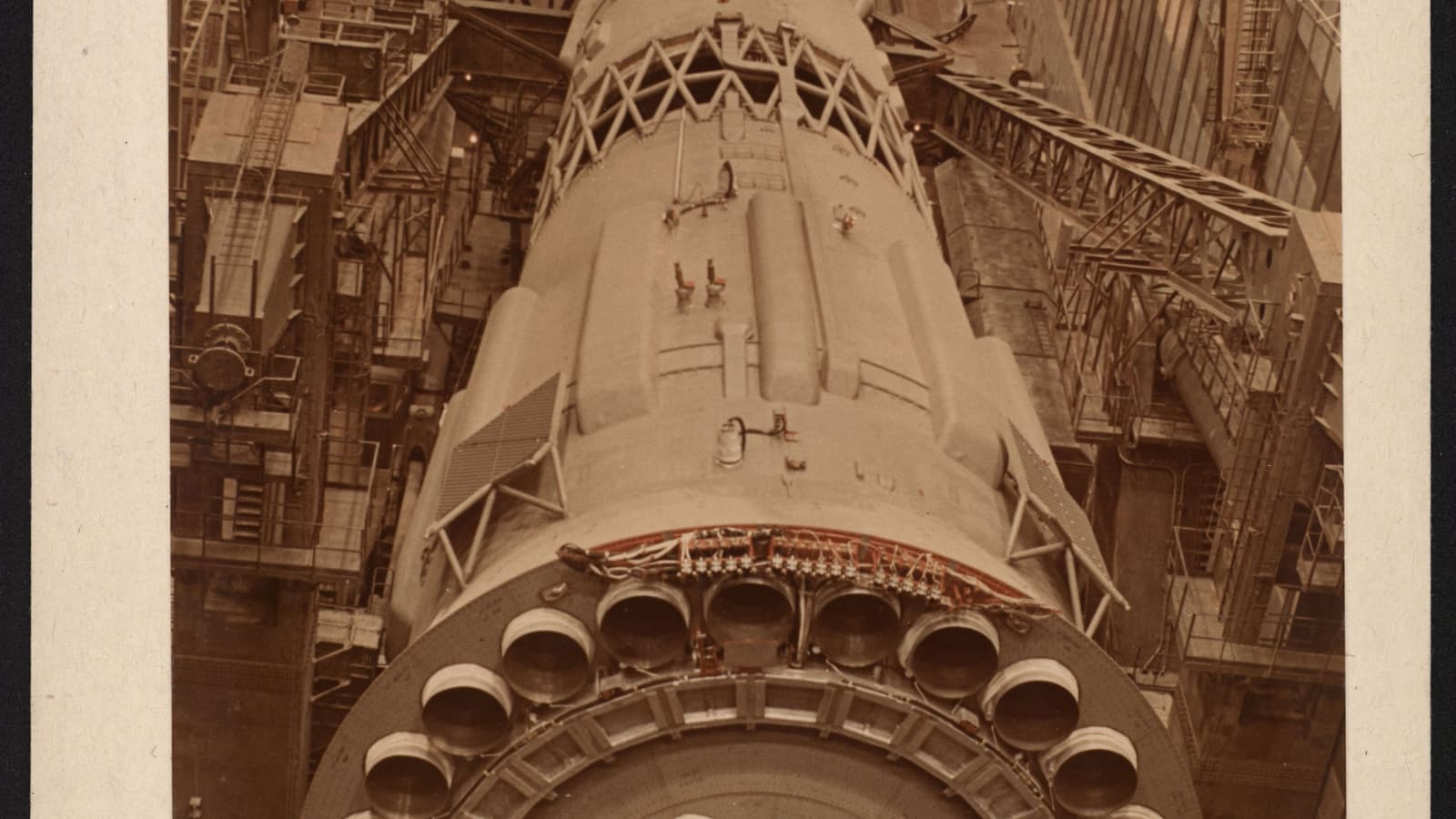 За 50 лет до того, как SpaceX представила Starship, появилась она: опубликованы редчайшие фото советской сверхтяжелой ракеты Н-1 с 30 двигателями