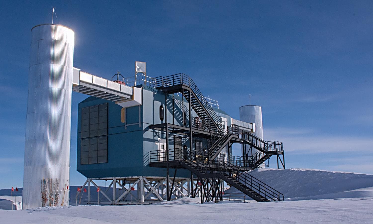 Подлёдная нейтринная обсератория IceCube выходит на финальные испытания перед развёртыванием обновлённой архитектуры в Антарктиде