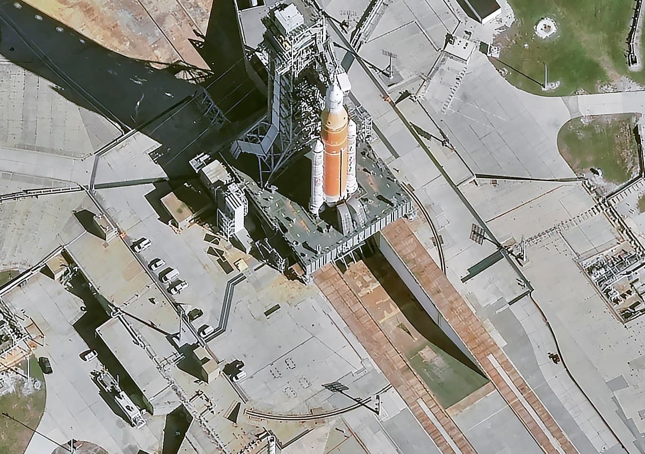 Ракету Artemis 2 перед запуском к Луне показали из космоса с высокой детализацией