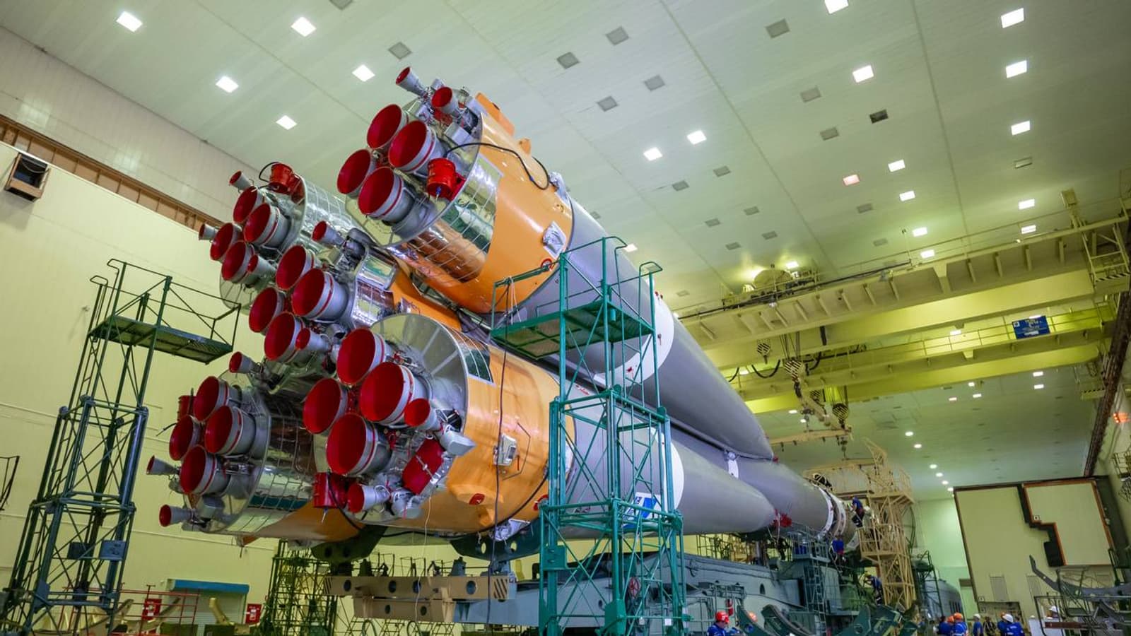 Новый скафандр для выхода в космос, топливо, оборудование для VR-экспериментов. Российский корабль доставит на МКС более 2,5 тонн грузов