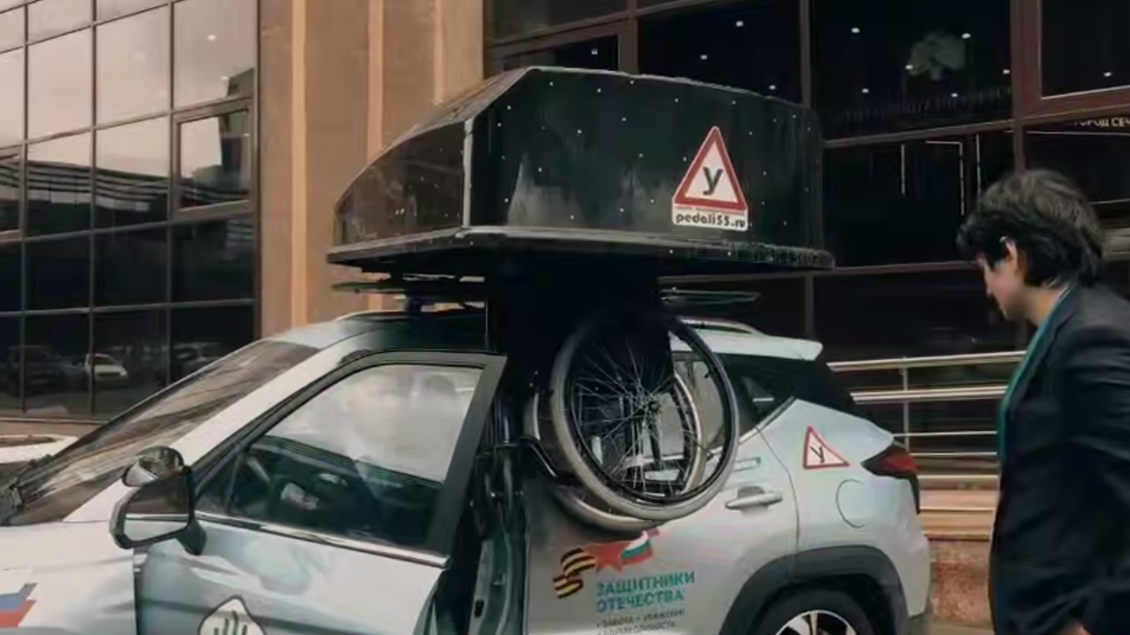 Представлен «Москвич 3» с инвалидной коляской и ручным управлением