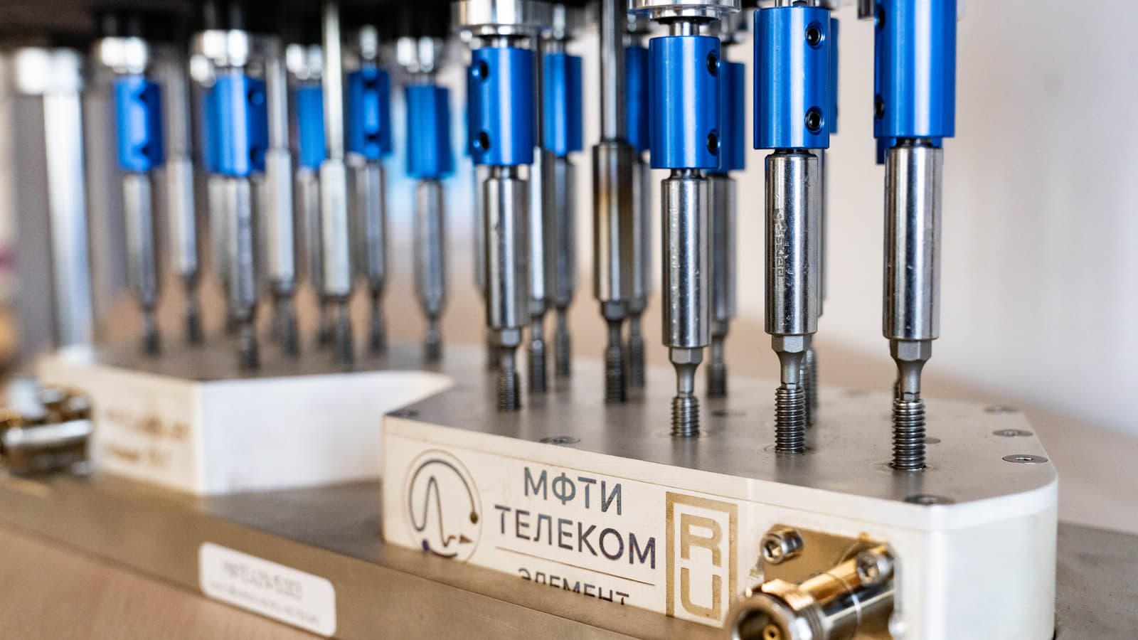 Для базовых станций сотовой связи и не только: в России разработали роботизированную установку для настройки СВЧ-фильтров