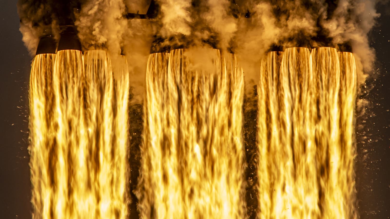 Falcon Heavy вернулась: SpaceX показала зрелищные фото запуска гигантской ракеты после паузы в 1,5 года