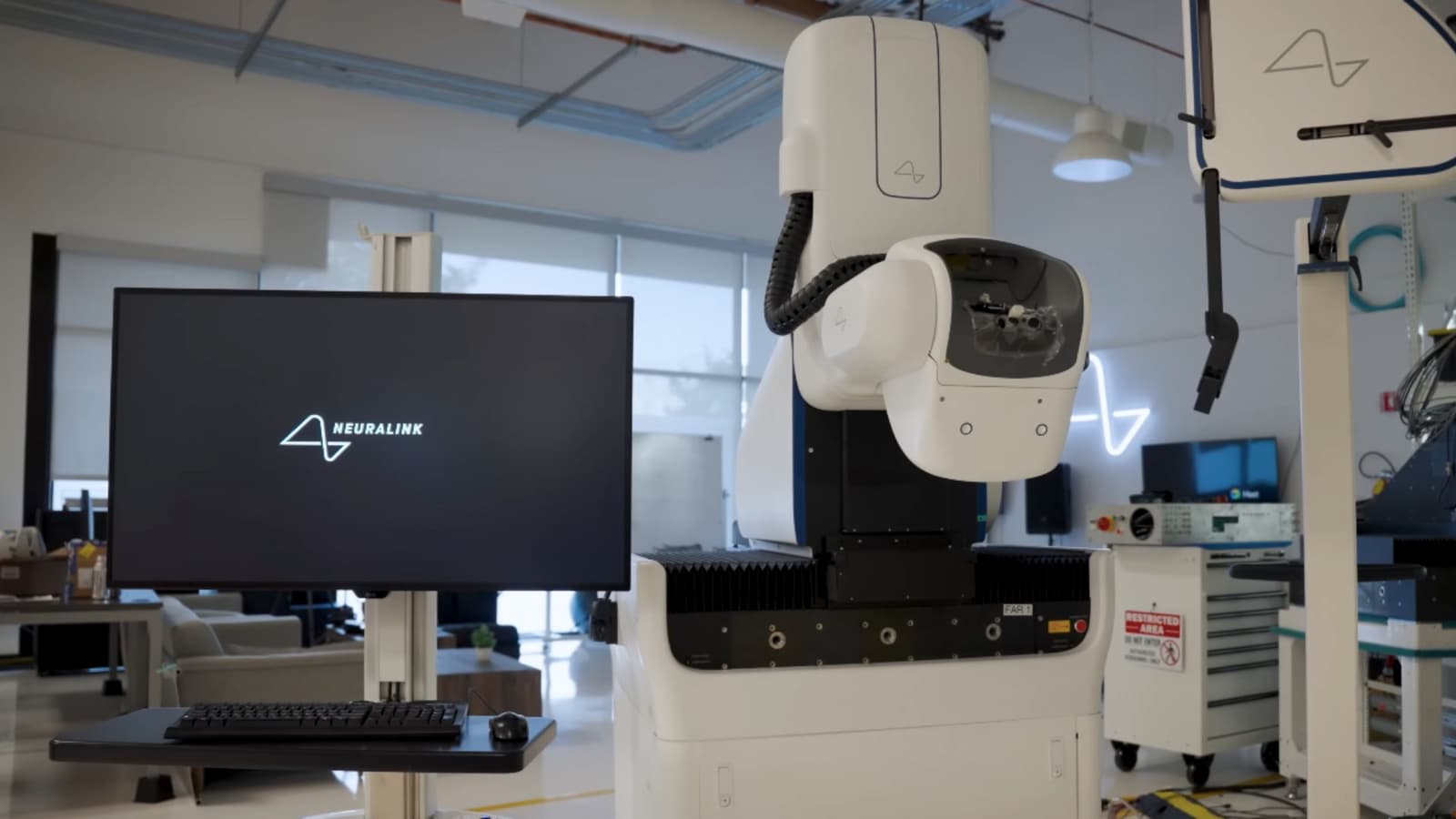 Компания Илон Маска Neuralink представила робота для ускоренного чипирования людей