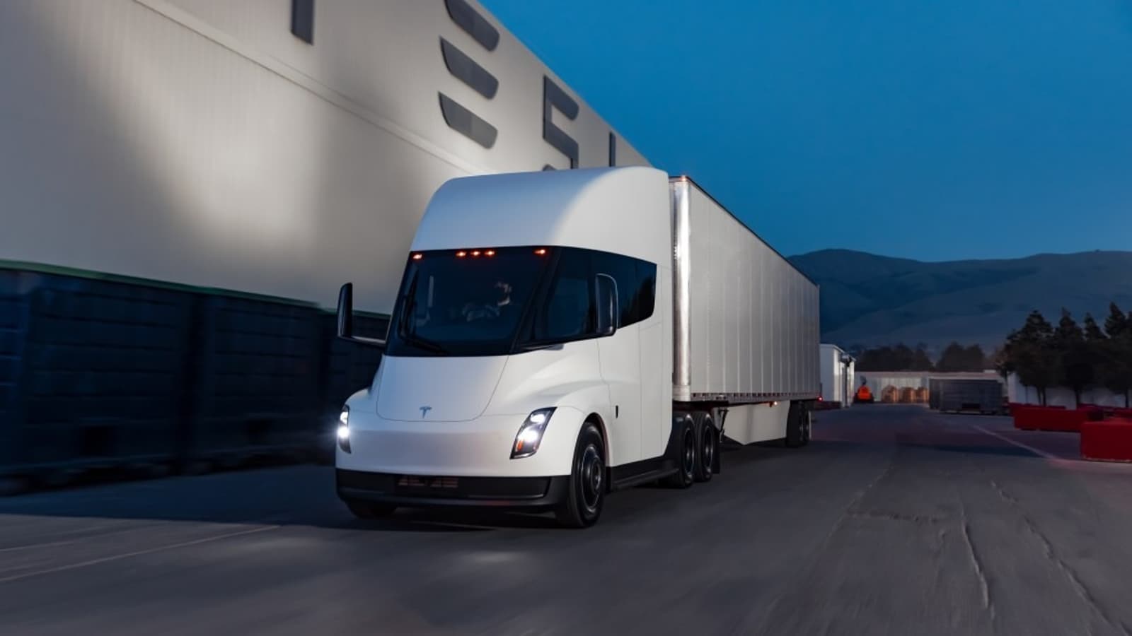 Tesla Semi вышел в серийное производство: первый грузовик собран на новой линии