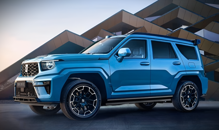 Максимально комфортный салон, звук мощностью 2440 Вт, холодильник и самые современные технологии в большом внедорожнике. Стартовали предварительные продажи новейших Tank 700 Hi4-T и Tank 700 Hi4-Z в Китае