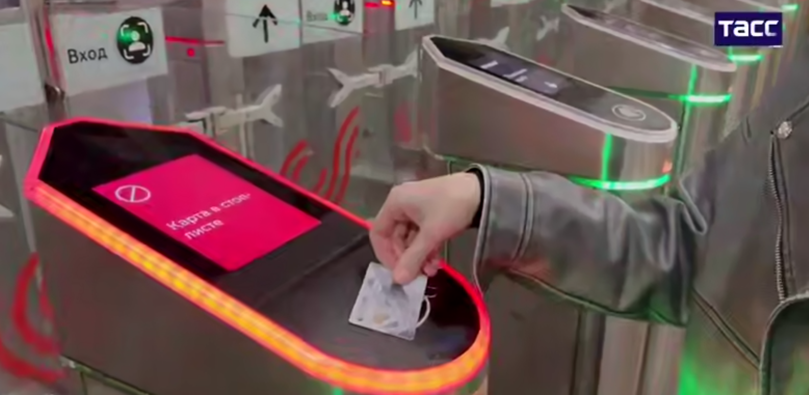 Сбой в метро Москвы. Банковские карты частично не работают, пассажиров пропускают бесплатно