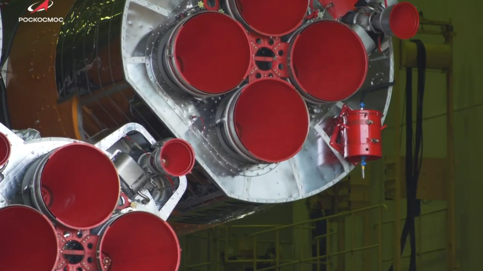 Зрелищное видео с Байконура: ракету «Союз-2.1а» с космическим грузовым кораблём «Прогресс МС-34» установили на стартовой площадке