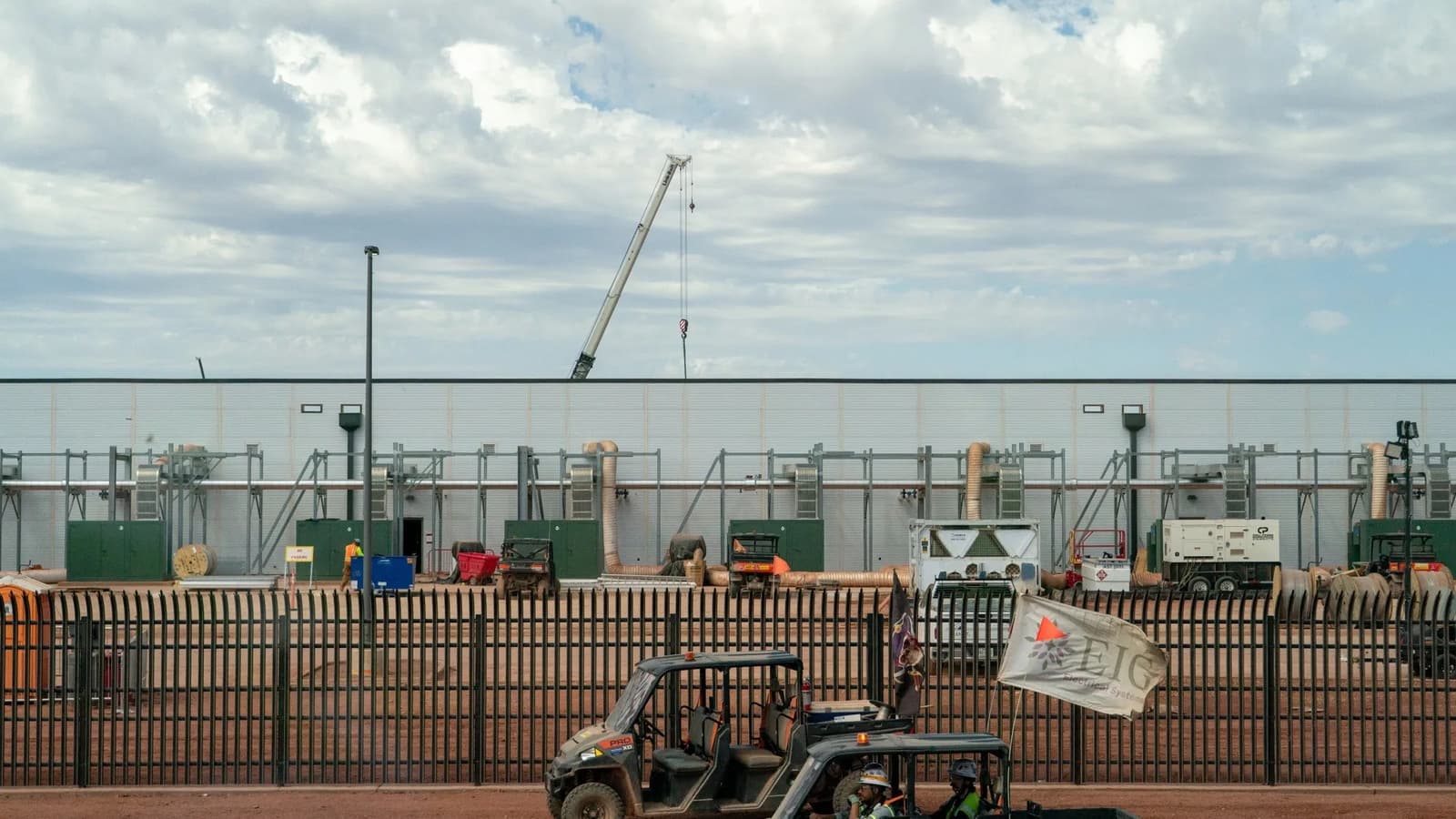 Строительство ЦОД в США замораживают или вообще отменяют. Bloomberg говорит, что из-за нехватки электрического оборудования под удар попала почти половина всех проектов