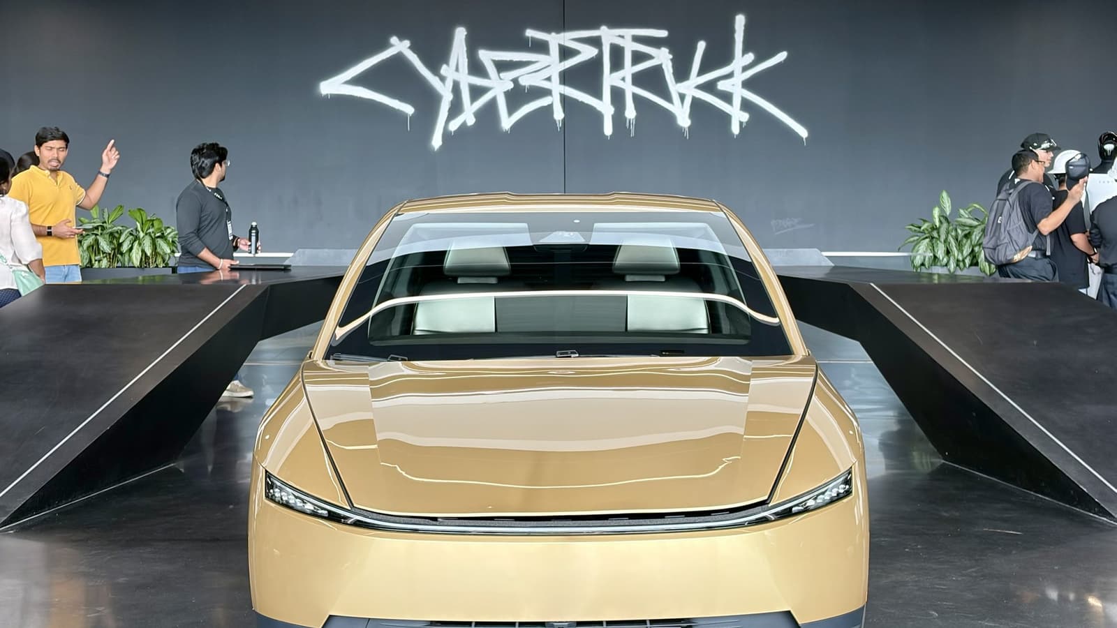 Tesla показала VIN Zero: первый серийный автомобиль Cybercab